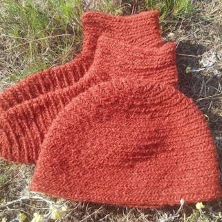 Naalbinding socks 43-44 and hat, dyed with madder